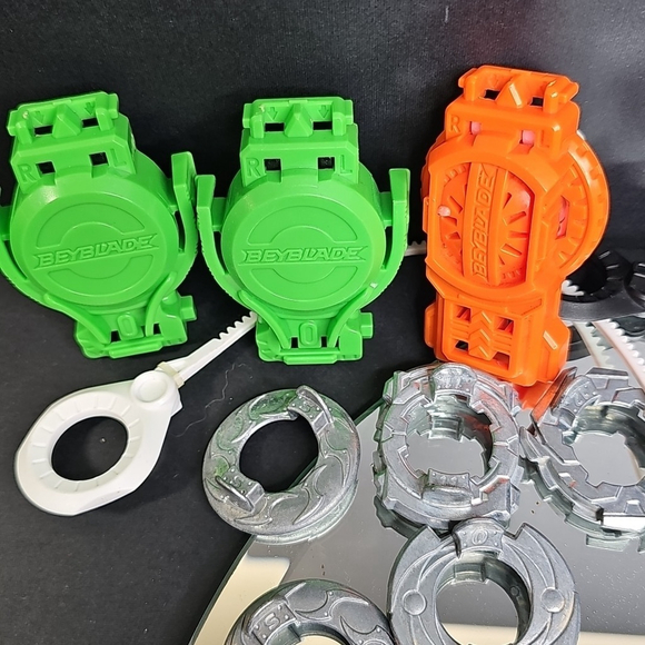 Large Lot Of Beyblades As Shown Untested - Picture 9 of 16